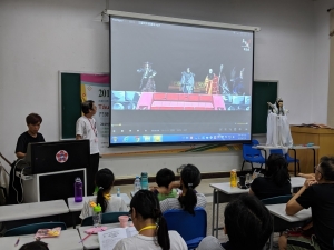 06-王藝明布袋戲團團長介紹布袋戲.jpg