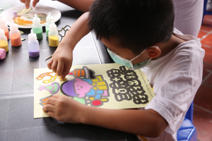 小小學員動手完成自己的沙畫