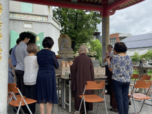 王育德遷骨法會於法華寺（王明理小姐提供）