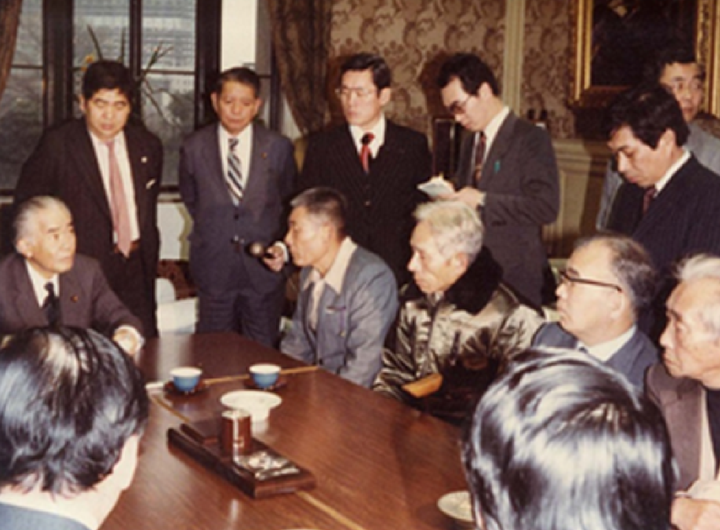 1982年3月2日原告們拜訪國會議員，左後方坐者：二階堂進（自民黨幹事長）