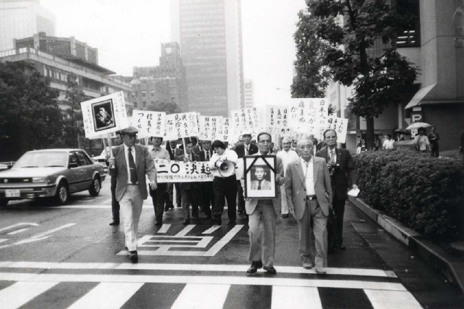 1984年9月20日於東京，參加人數130名。許多住在九州的戰友上京支援；前方左側舉標語牌者為王育德。